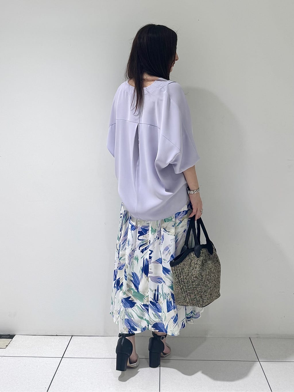 そんさんの「INDIVI｜【洗える／UVケア／マットサテン】Vネックドルマンスリーブブラウス」を使ったコーディネート