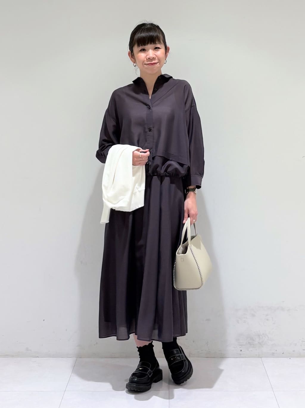 tsuyuさんの「INDIVI｜【ミドルサイズ／合皮／ショルダー付】スタッズ風メタルバッグ」を使ったコーディネート