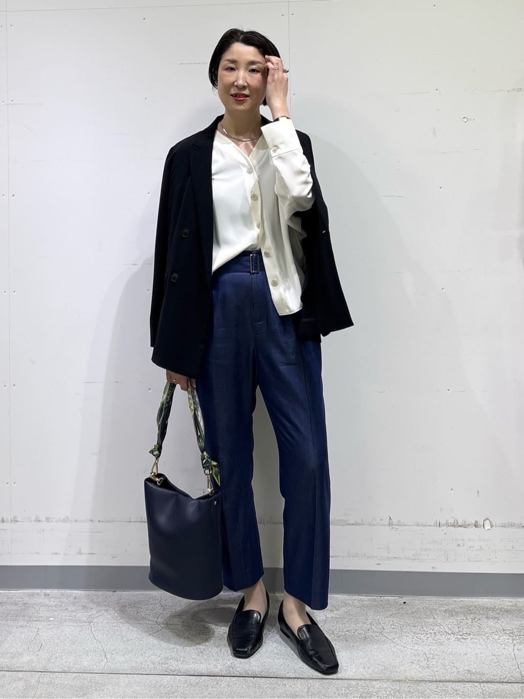 yuriさんの「INDIVI｜【洗える／UVケア／SETUP可能】デニムライクテーパードパンツ」を使ったコーディネート