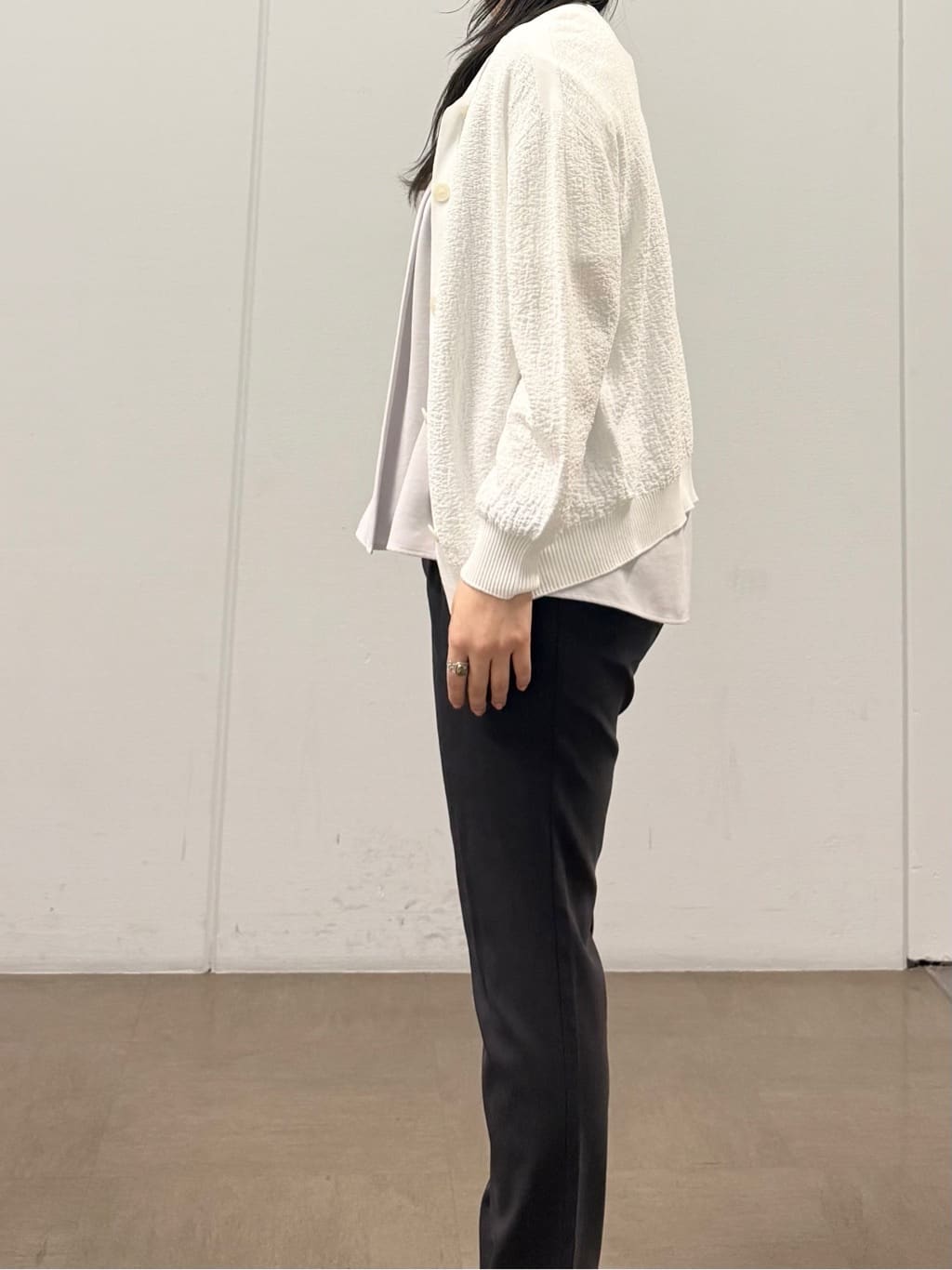 mizukiさんの「INDIVI｜【前後2WAY／洗える】凹凸編地カーディガンニット」を使ったコーディネート