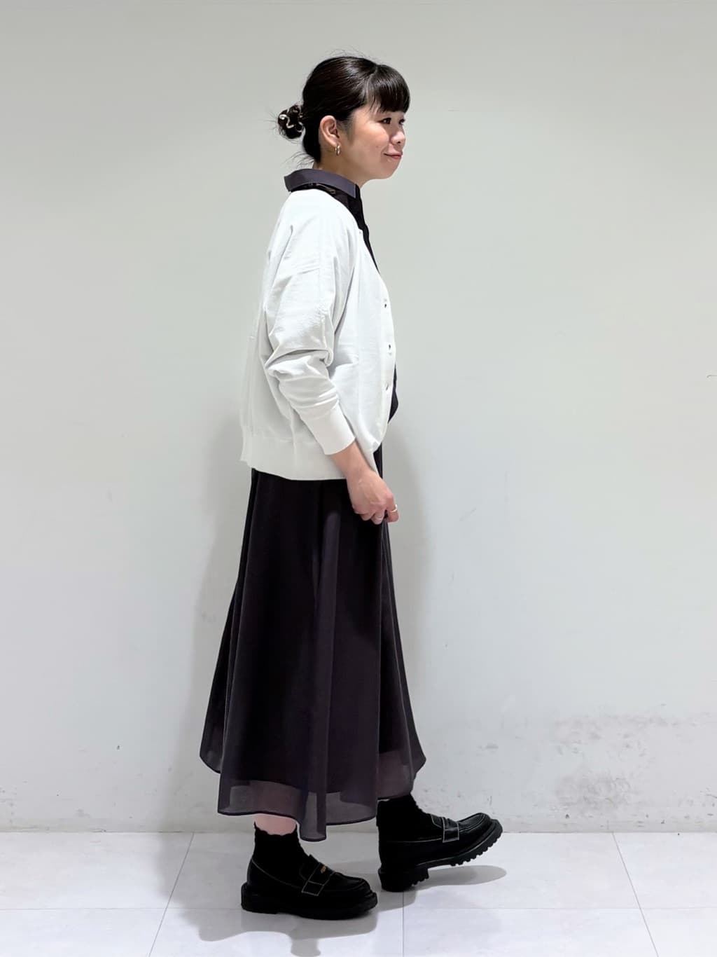 tsuyuさんの「INDIVI｜【ミドルサイズ／合皮／ショルダー付】スタッズ風メタルバッグ」を使ったコーディネート