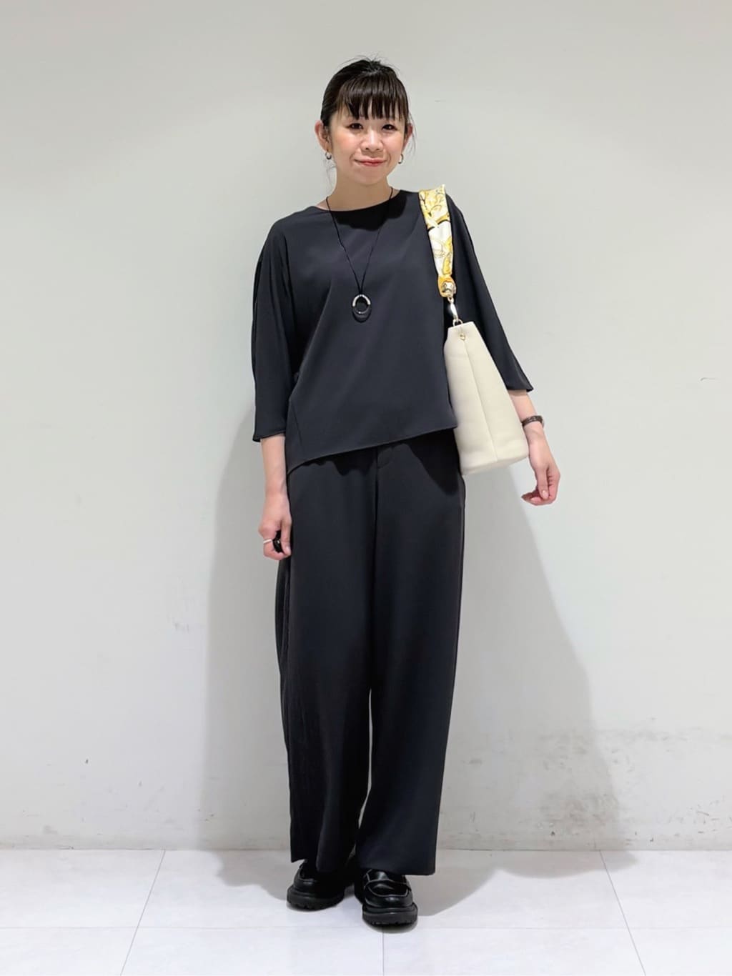 tsuyuさんの「INDIVI｜【ハンドル2WAY／A4収納】スカーフハンドル バケツバッグ」を使ったコーディネート