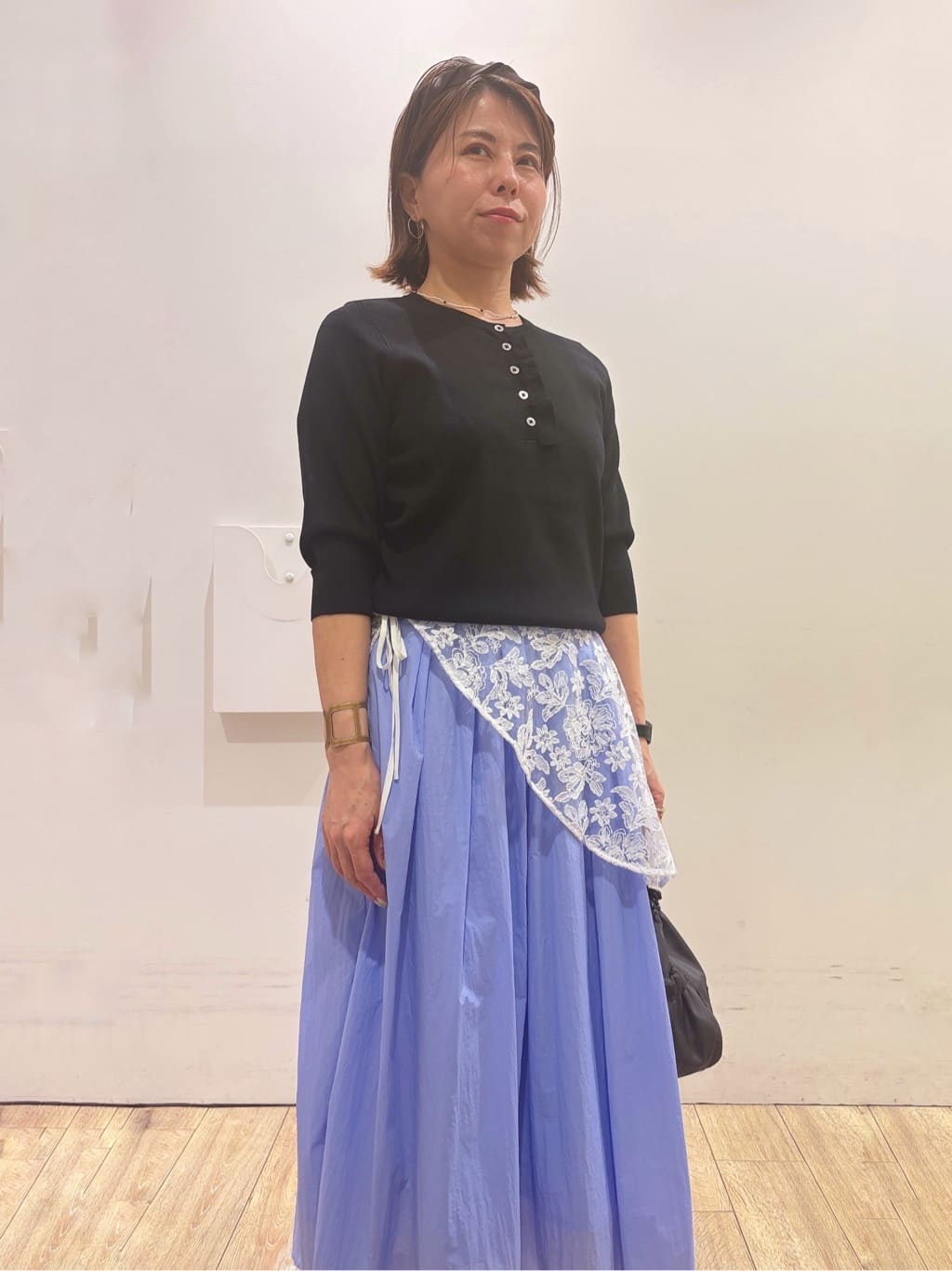 YUKOさんの「index｜フリルヘンリーネックニット【洗濯機OK／抗ピル】」を使ったコーディネート