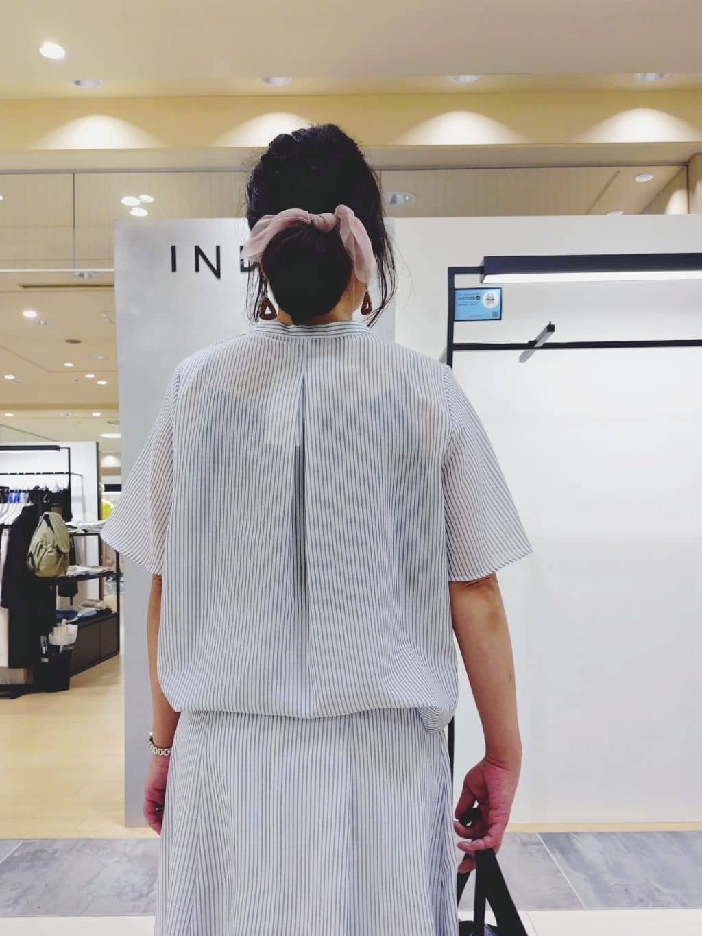 TOMOMIさんの「INDIVI｜【接触冷感／洗える／SETUP可能】シアーシャンブレータックフレアスカート」を使ったコーディネート