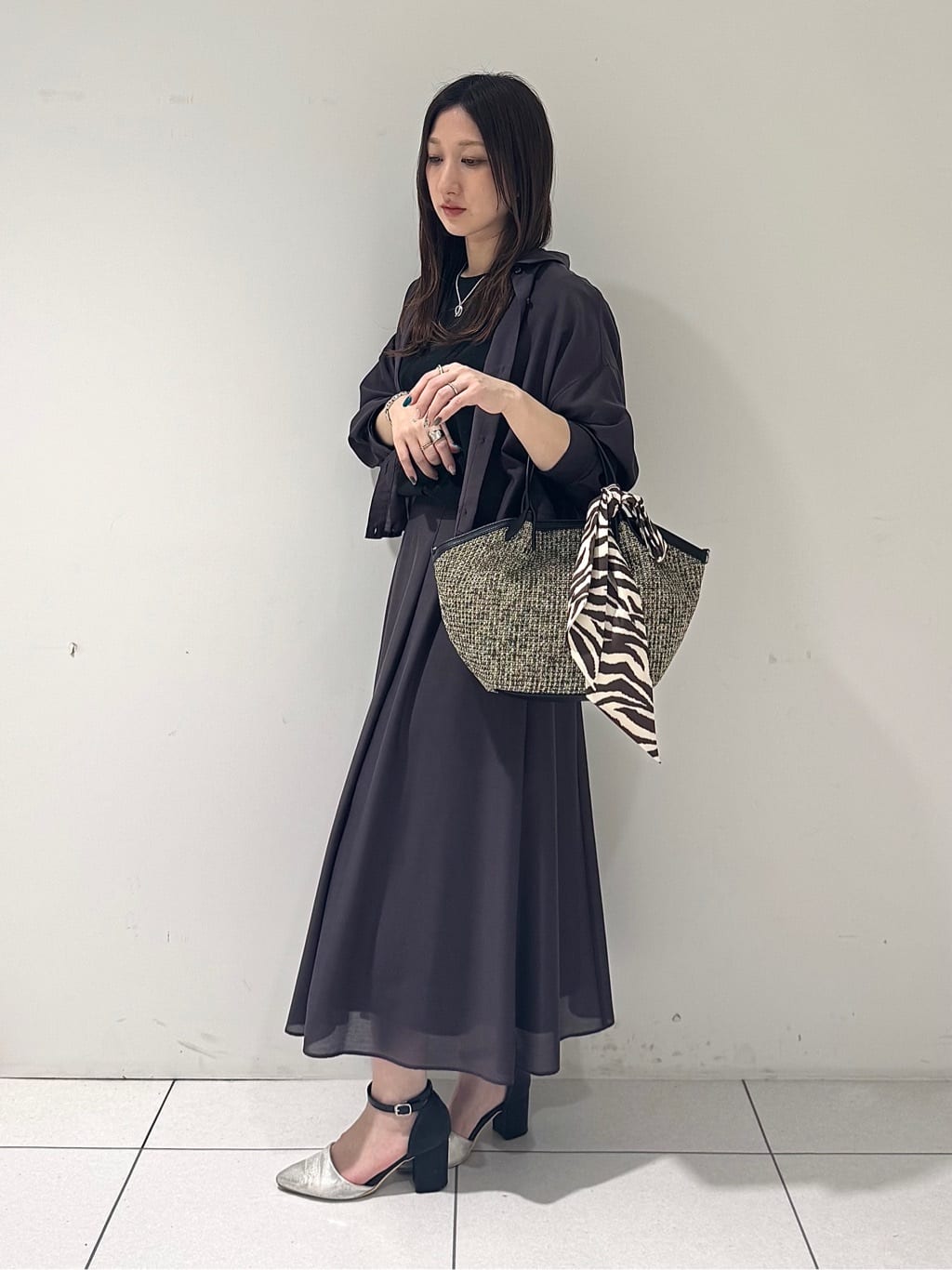 そんさんの「INDIVI｜【接触冷感／洗える／2WAY】ドロスト付 シアーシャンブレーシャツ」を使ったコーディネート
