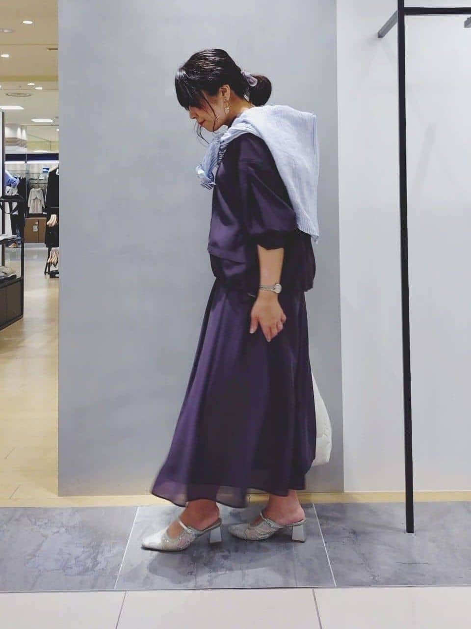 TOMOMIさんの「INDIVI｜【接触冷感／洗える／2WAY】ドロスト付 シアーシャンブレーシャツ」を使ったコーディネート