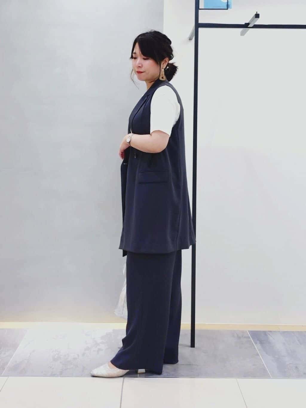 TOMOMIさんの「INDIVI｜【さらに軽く軽快！／着る日傘】イージーワイドパンツ」を使ったコーディネート