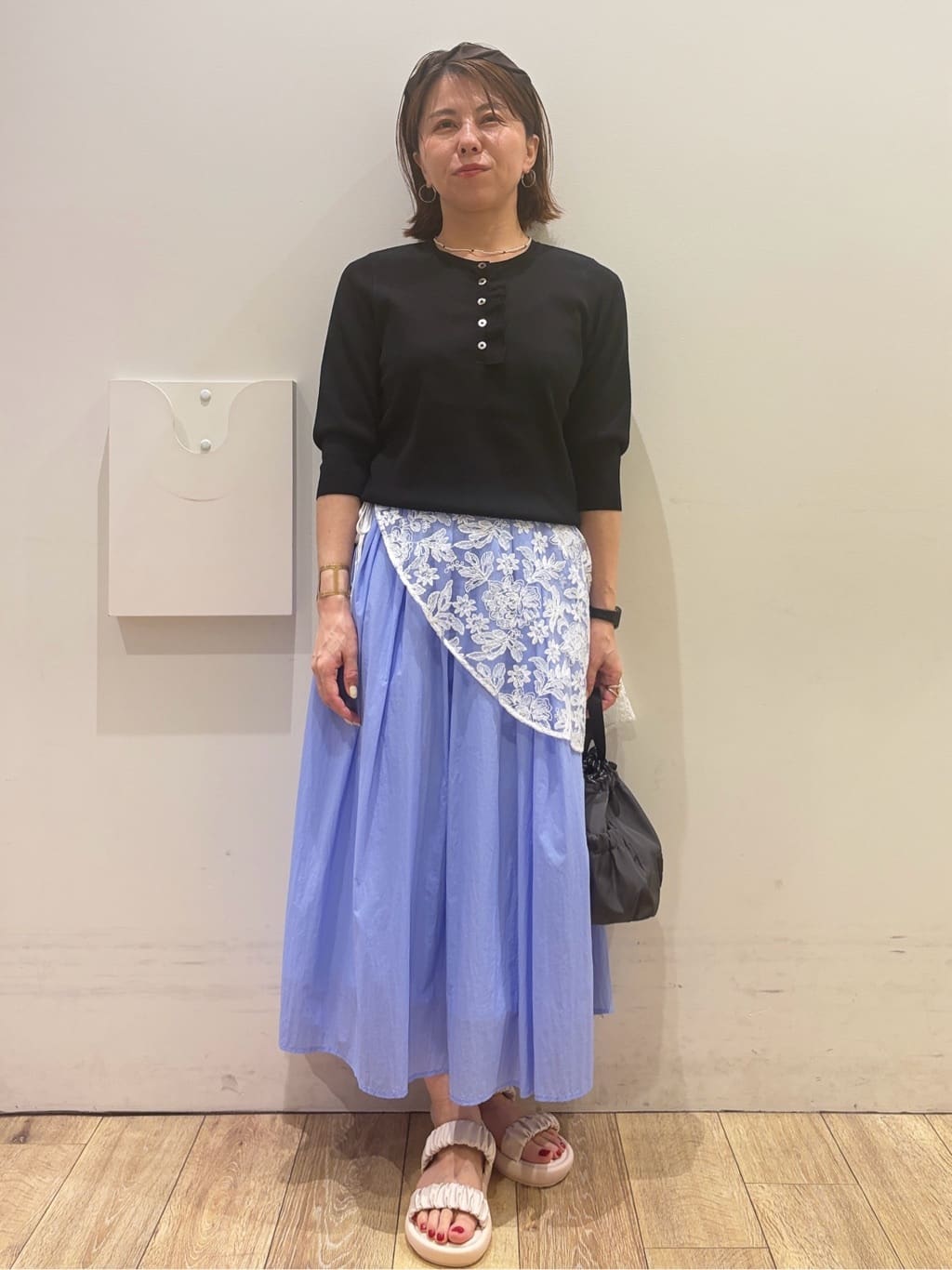 YUKOさんの「index｜フリルヘンリーネックニット【洗濯機OK／抗ピル】」を使ったコーディネート