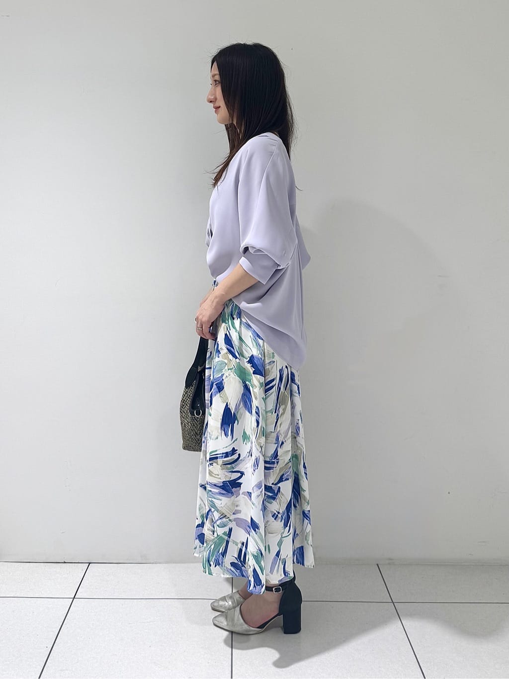 そんさんの「INDIVI｜【洗える／UVケア／マットサテン】Vネックドルマンスリーブブラウス」を使ったコーディネート