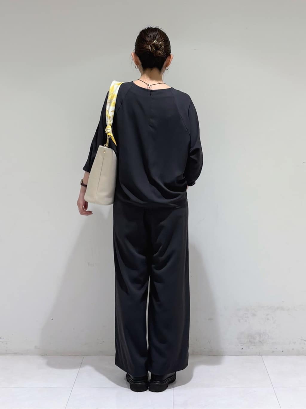 tsuyuさんの「INDIVI｜【ハンドル2WAY／A4収納】スカーフハンドル バケツバッグ」を使ったコーディネート