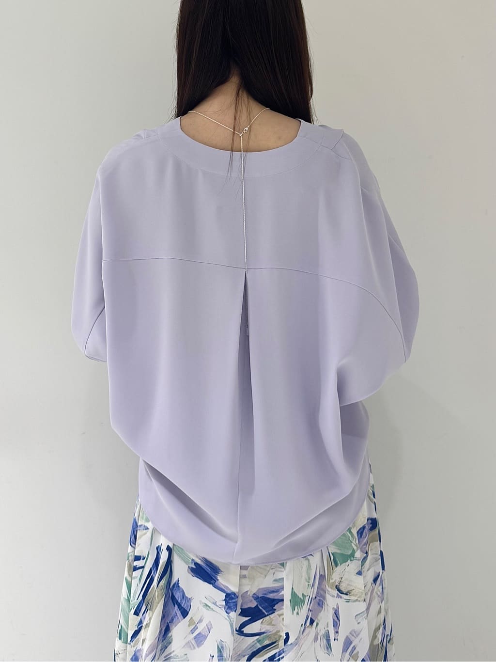 そんさんの「INDIVI｜【洗える／UVケア／マットサテン】Vネックドルマンスリーブブラウス」を使ったコーディネート