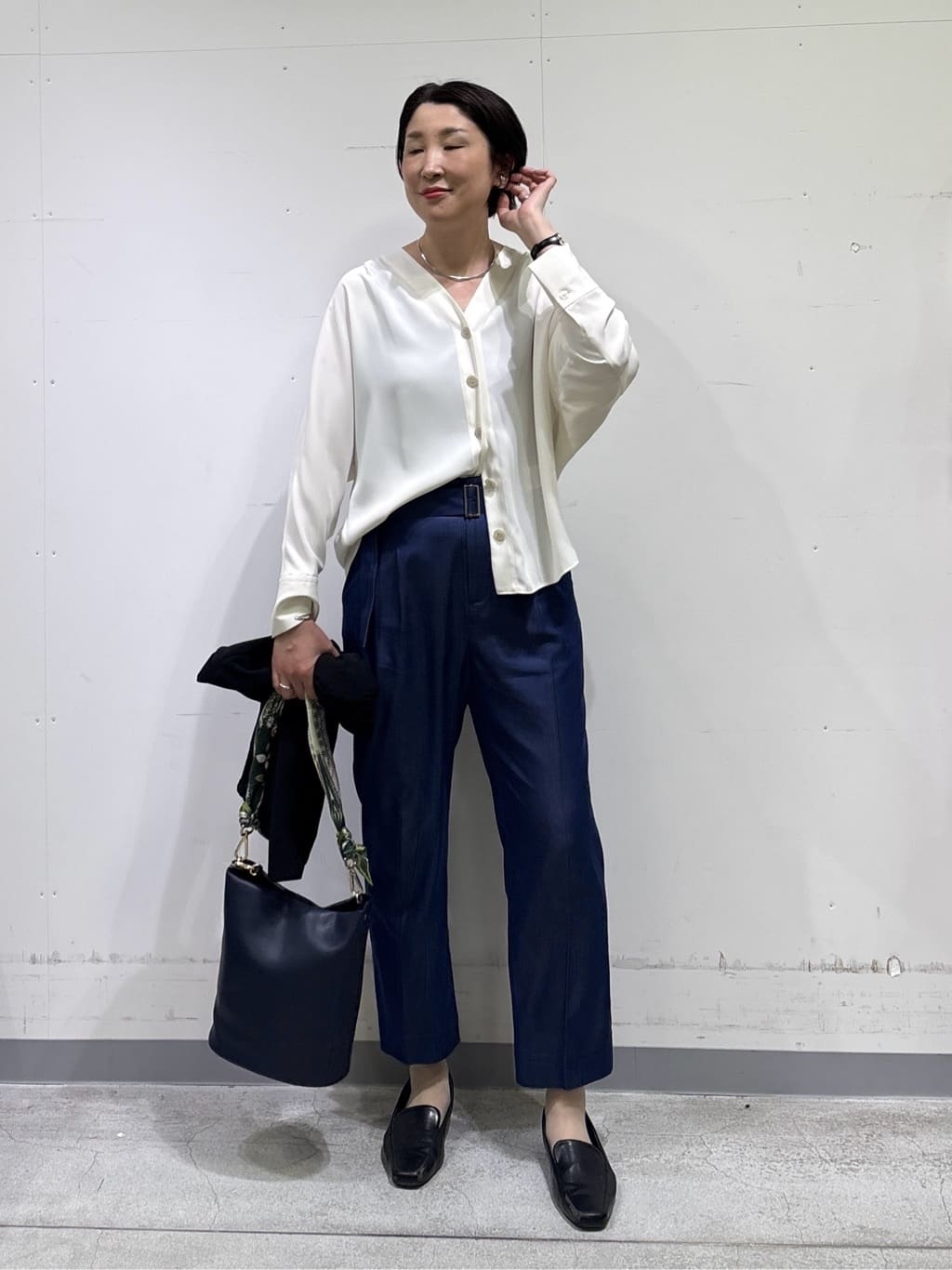 yuriさんの「INDIVI｜【洗える／UVケア／SETUP可能】デニムライクテーパードパンツ」を使ったコーディネート