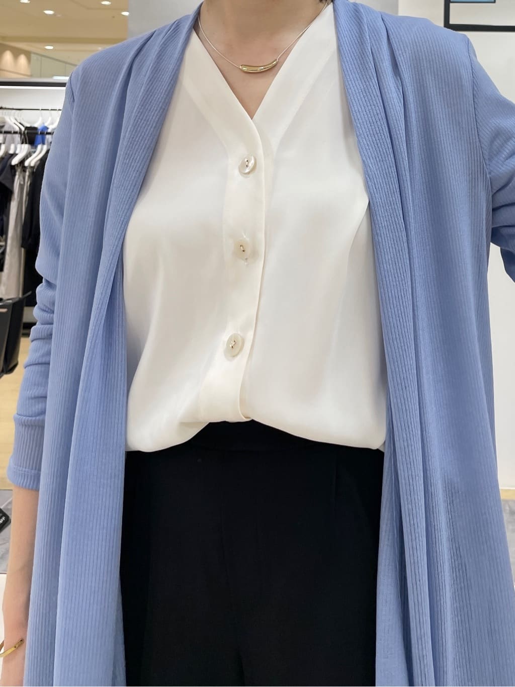 shihoさんの「INDIVI｜【洗える／アンサンブル可能】シアースストライプカーディガン」を使ったコーディネート