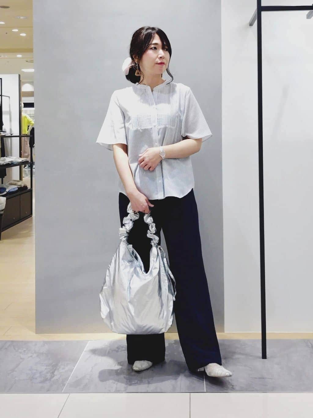 TOMOMIさんの「INDIVI｜【接触冷感/洗える】シアーシャンブレーピンタックブラウス」を使ったコーディネート
