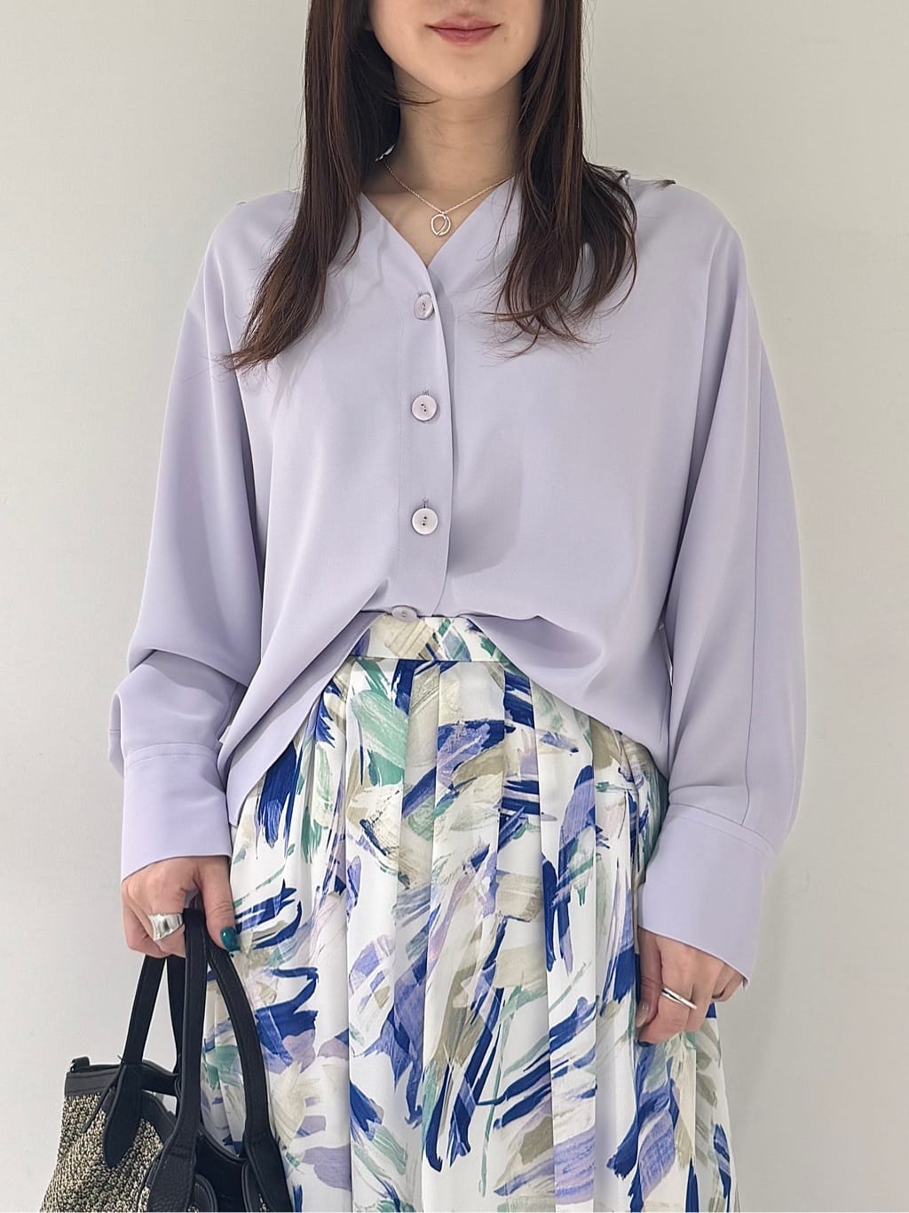 そんさんの「INDIVI｜【洗える／UVケア／マットサテン】Vネックドルマンスリーブブラウス」を使ったコーディネート