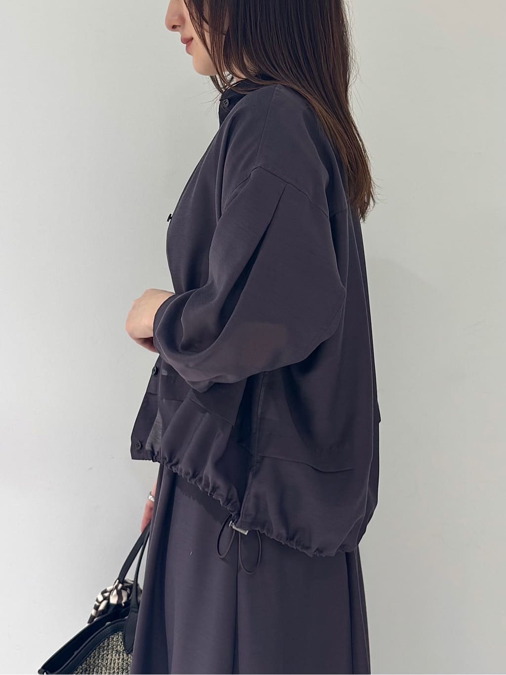 そんさんの「INDIVI｜【接触冷感／洗える／2WAY】ドロスト付 シアーシャンブレーシャツ」を使ったコーディネート