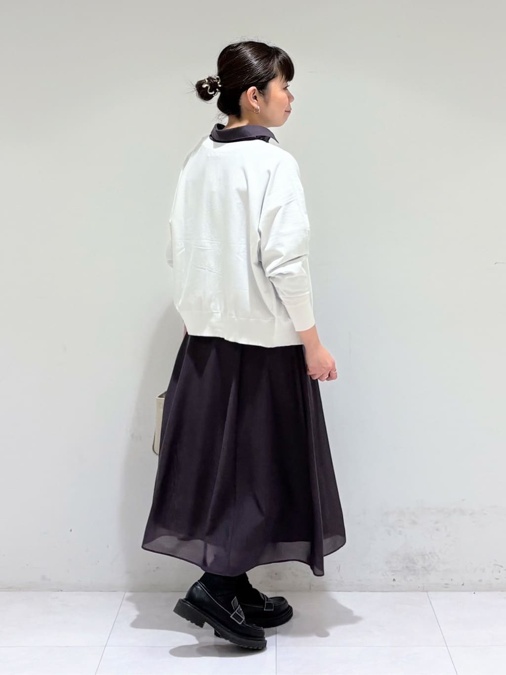tsuyuさんの「INDIVI｜【ミドルサイズ／合皮／ショルダー付】スタッズ風メタルバッグ」を使ったコーディネート