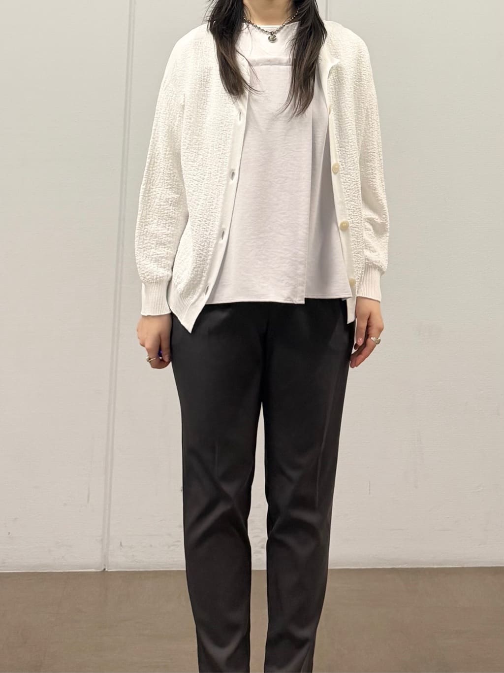 mizukiさんの「INDIVI｜【前後2WAY／洗える】凹凸編地カーディガンニット」を使ったコーディネート