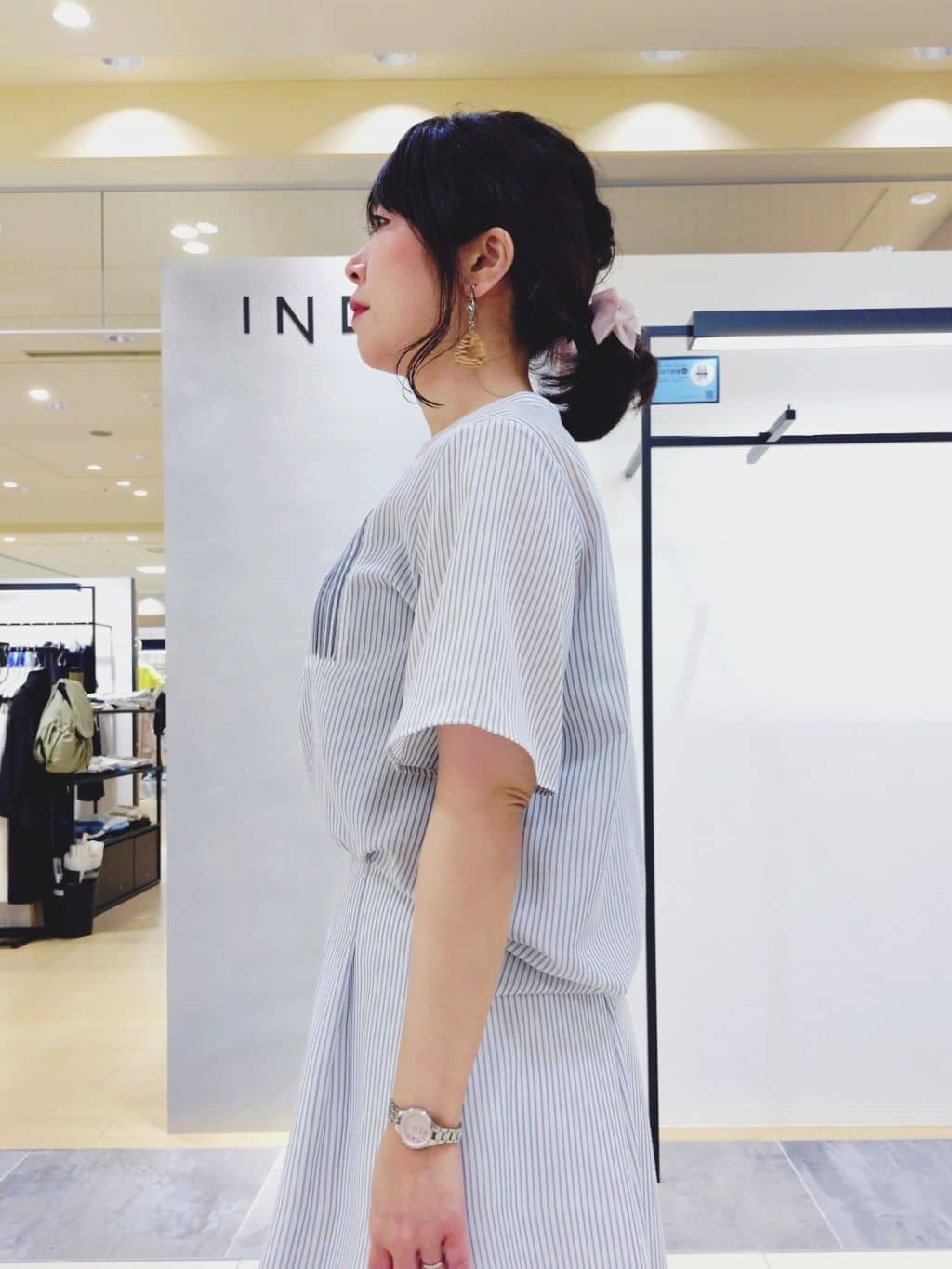 TOMOMIさんの「INDIVI｜【接触冷感／洗える／SETUP可能】シアーシャンブレータックフレアスカート」を使ったコーディネート