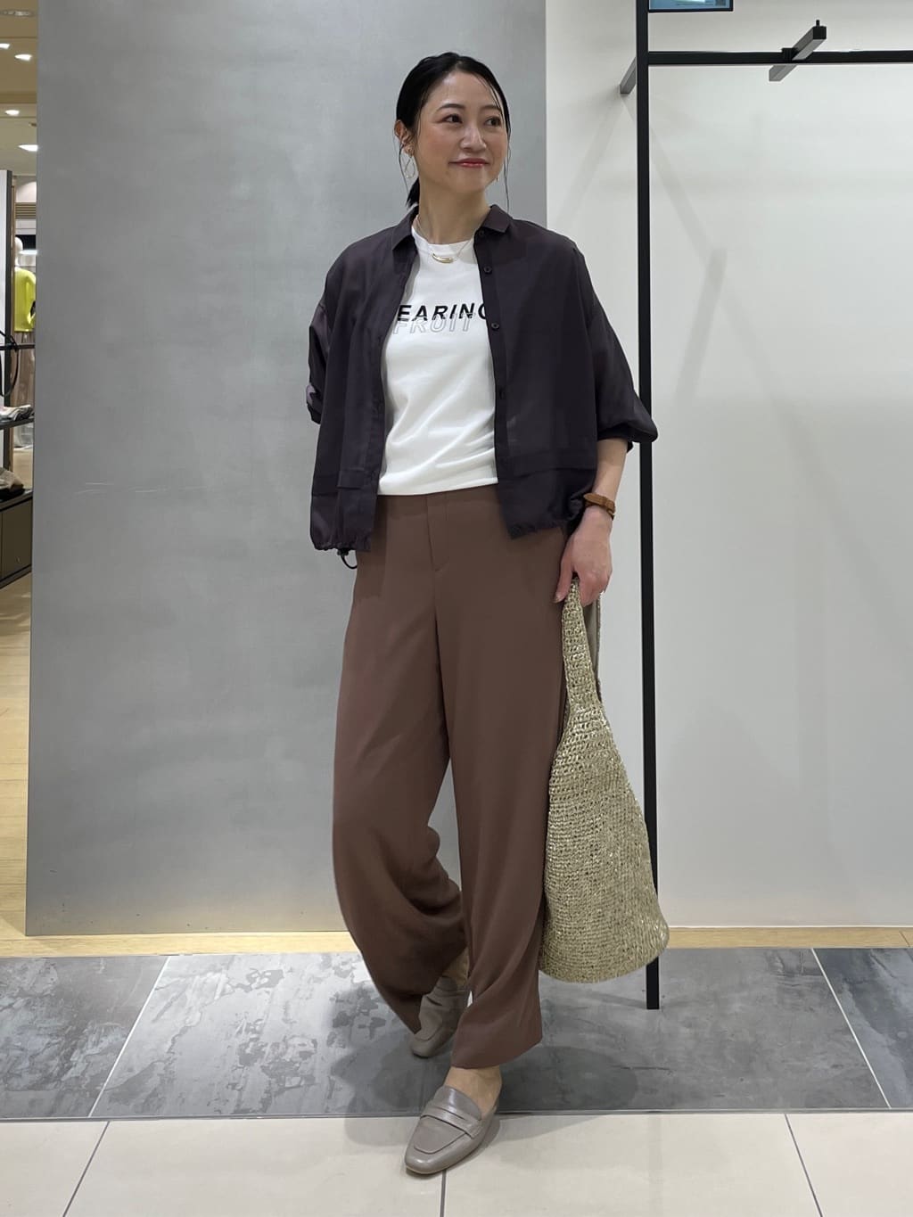 shihoさんの「INDIVI｜【接触冷感／洗える／2WAY】ドロスト付 シアーシャンブレーシャツ」を使ったコーディネート