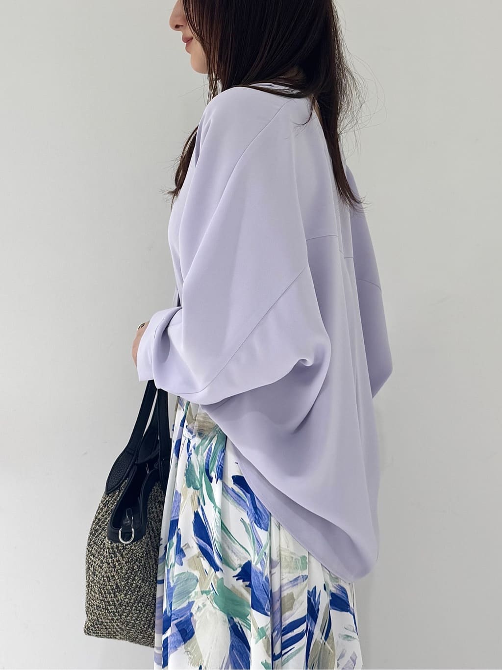 そんさんの「INDIVI｜【洗える／UVケア／マットサテン】Vネックドルマンスリーブブラウス」を使ったコーディネート