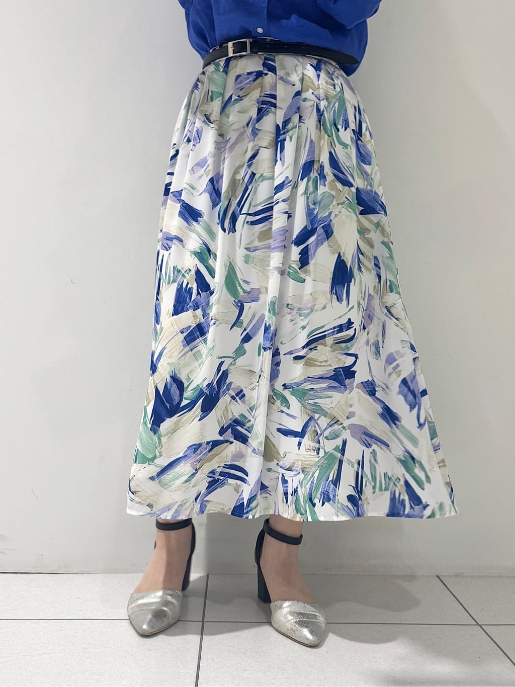 そんさんの「INDIVI｜【洗える／UVケア／マットサテン】Vネックドルマンスリーブブラウス」を使ったコーディネート
