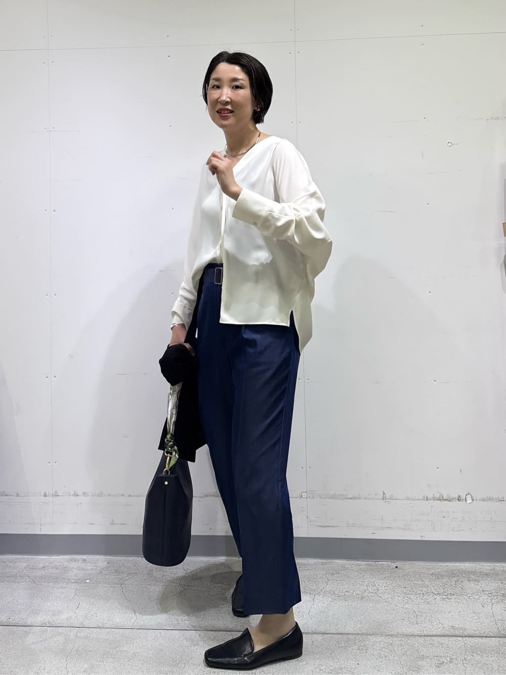 yuriさんの「INDIVI｜【洗える／UVケア／SETUP可能】デニムライクテーパードパンツ」を使ったコーディネート