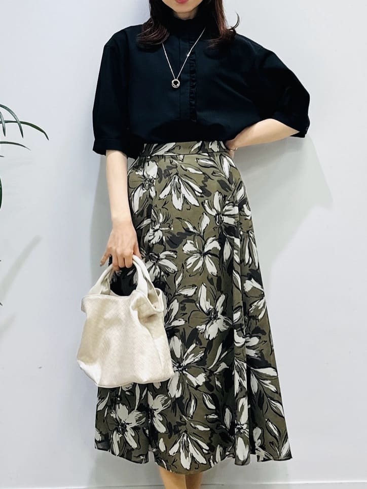 Miwaさんの「UNTITLED｜【接触冷感/通気性/洗える】スタンドカラーフリルブラウス」を使ったコーディネート