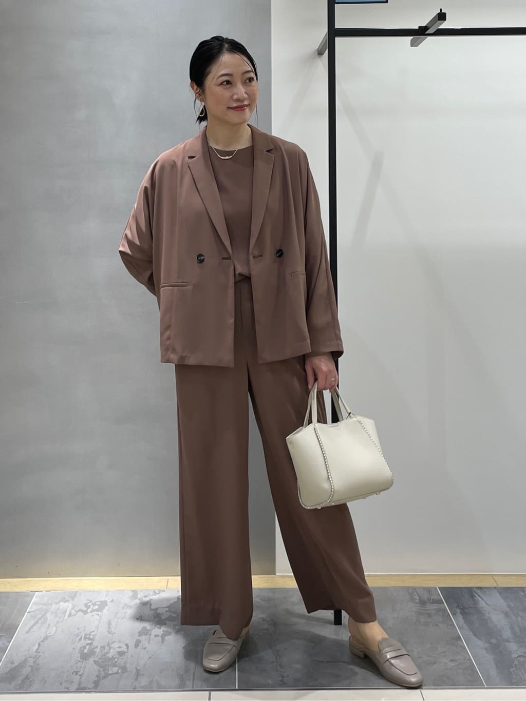 shihoさんの「INDIVI｜【さらに軽く軽快！／着る日傘】ドルマンダブルジャケット」を使ったコーディネート
