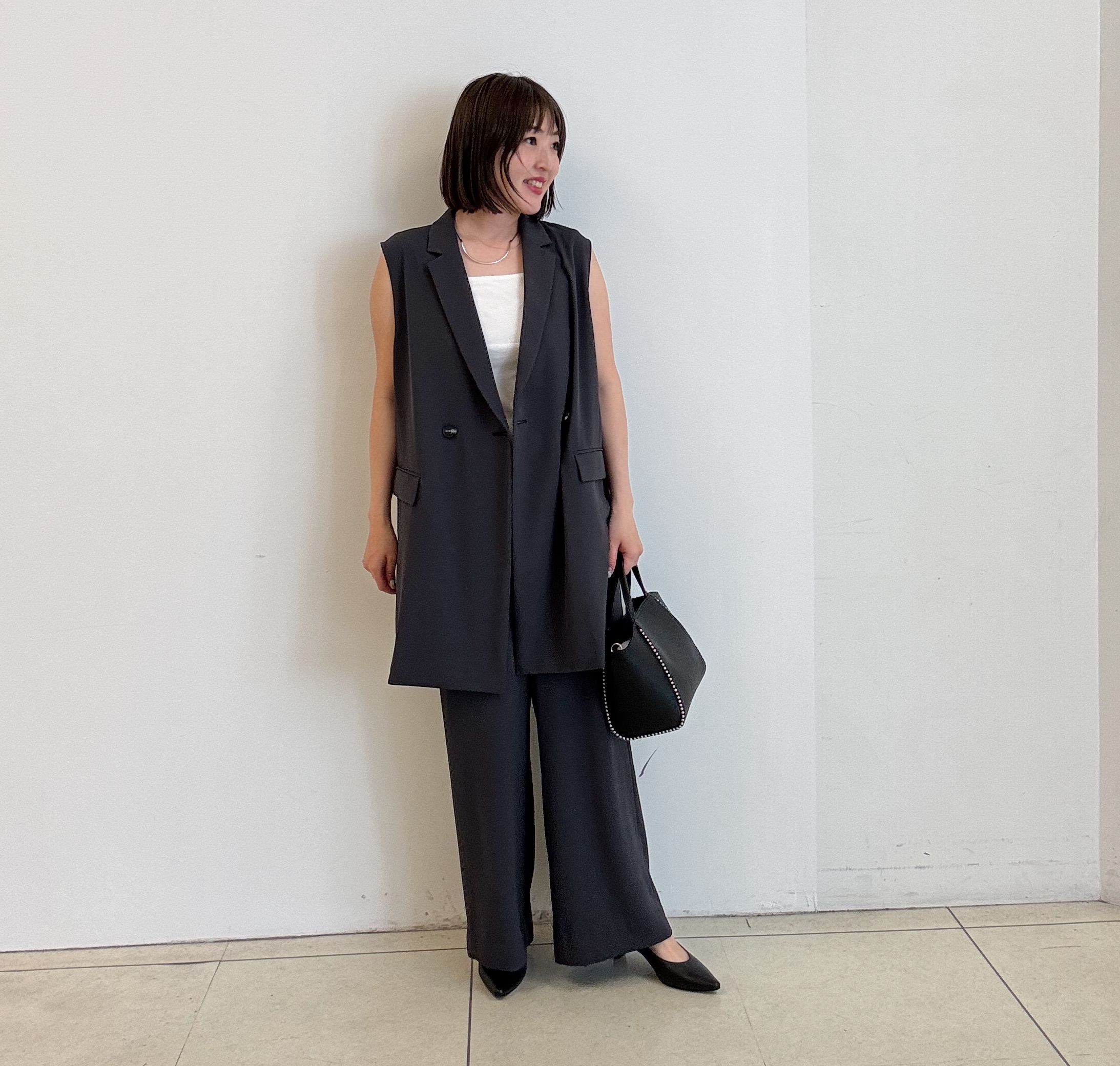 yoshiyaさんの「INDIVI｜【さらに軽く軽快！／着る日傘】颯爽ジレジャケット」を使ったコーディネート