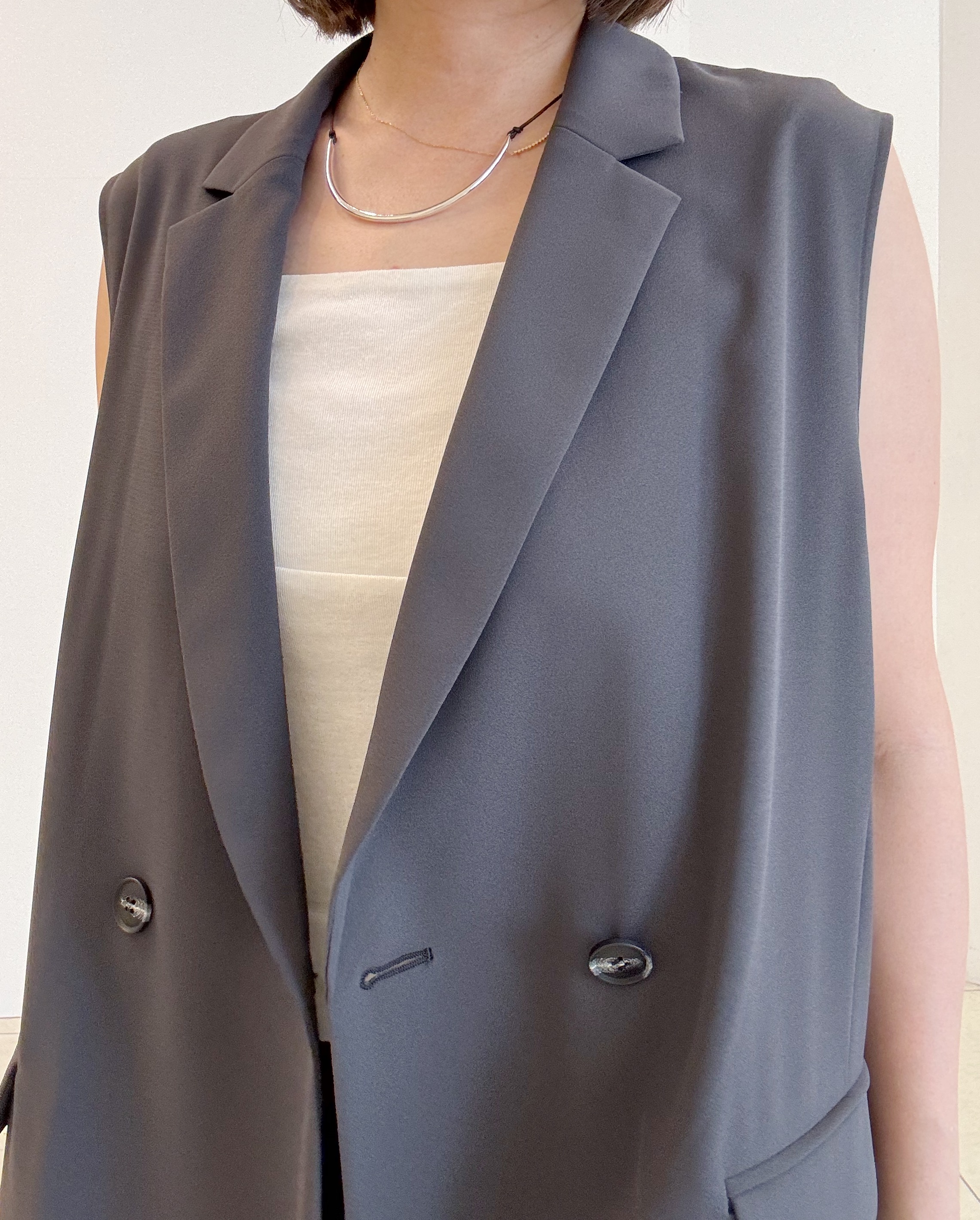 yoshiyaさんの「INDIVI｜【さらに軽く軽快！／着る日傘】颯爽ジレジャケット」を使ったコーディネート