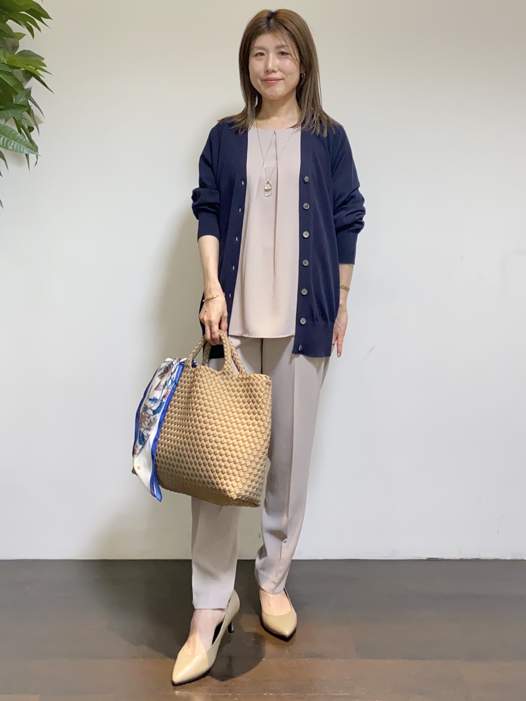 tomoさんの「UNTITLED｜【セットアップ可/洗える】シアーVネックカーディガン」を使ったコーディネート