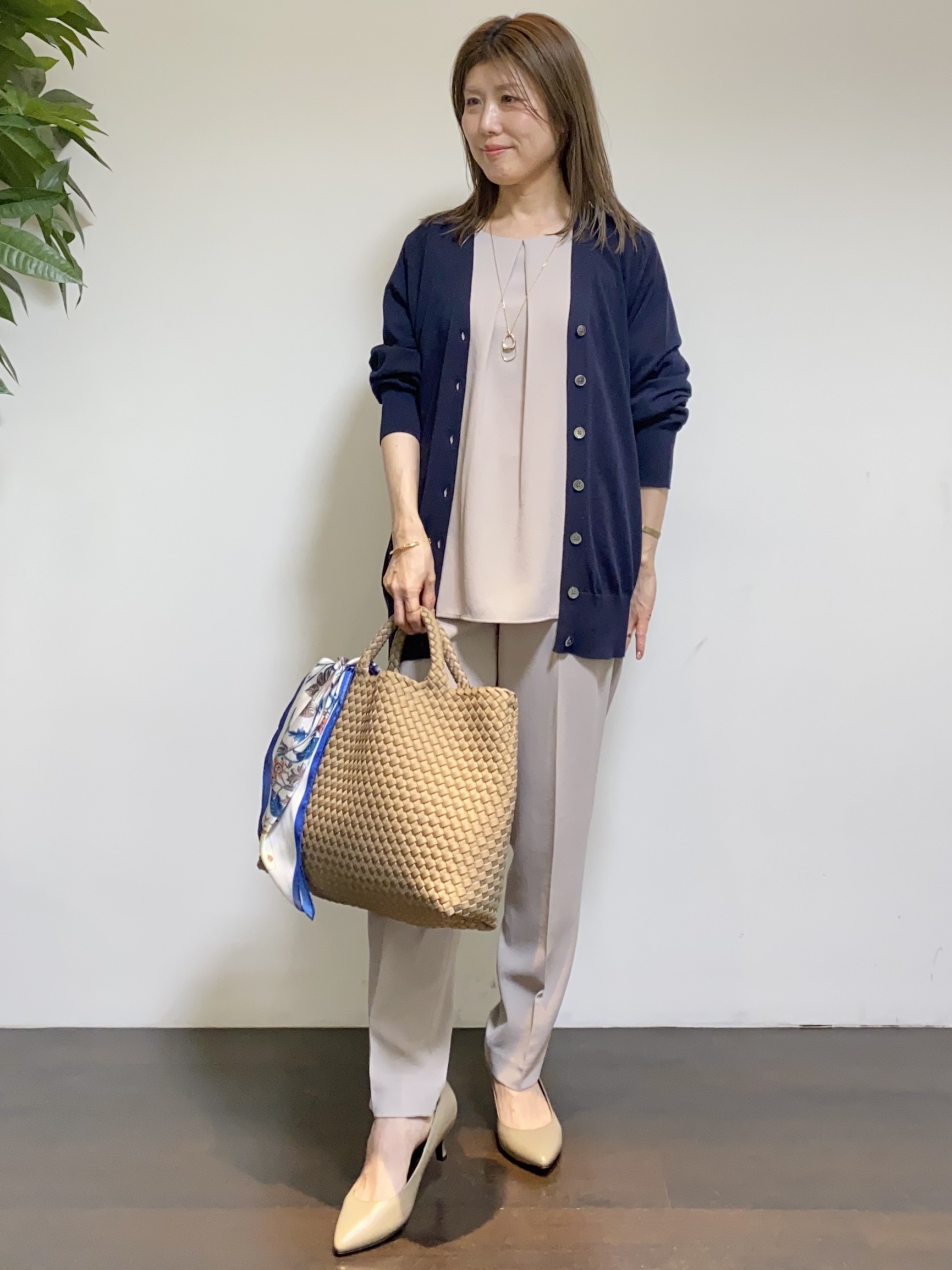 tomoさんの「UNTITLED｜【セットアップ可/洗える】シアーVネックカーディガン」を使ったコーディネート