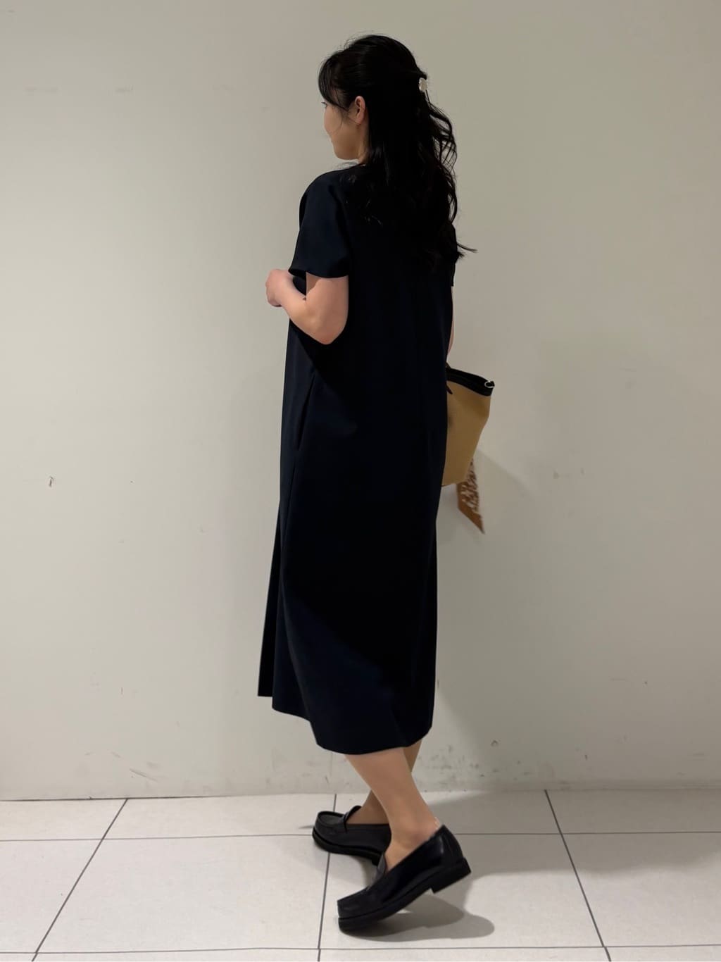 momokoさんの「INDIVI｜【洗える／UVケア／麻調】スキッパーワンピース」を使ったコーディネート