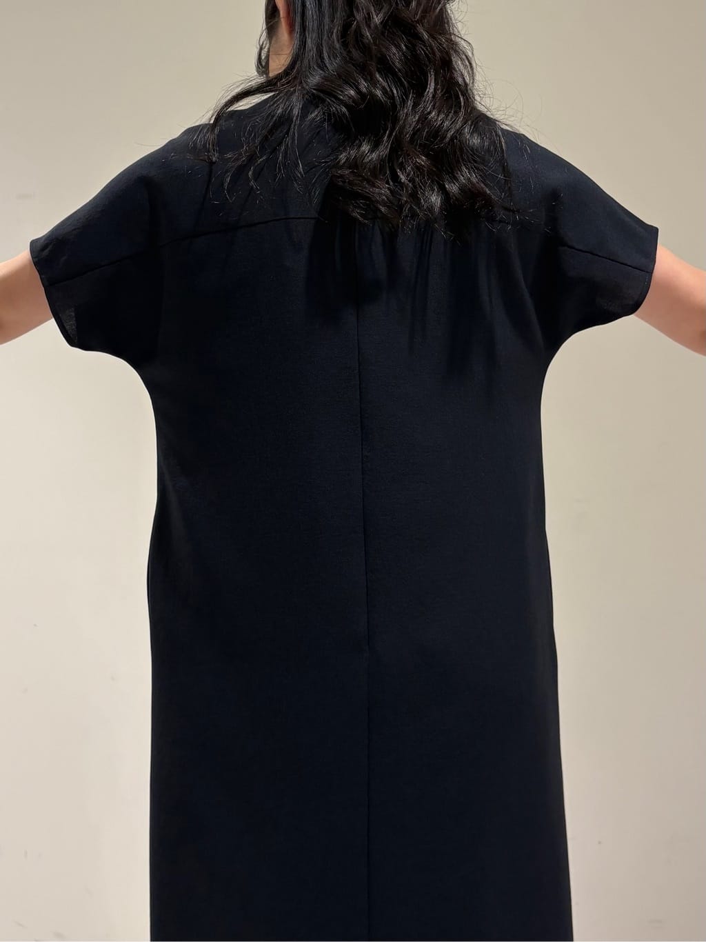 momokoさんの「INDIVI｜【洗える／UVケア／麻調】スキッパーワンピース」を使ったコーディネート