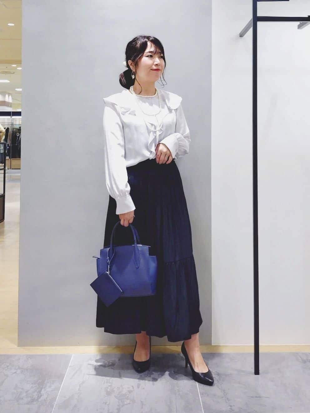 TOMOMIさんの「INDIVI｜【洗える／丈調整可能】ギャザーフレアスカート」を使ったコーディネート