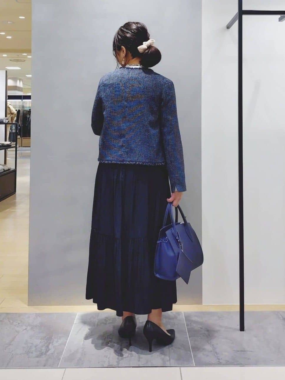 TOMOMIさんの「INDIVI｜【洗える／丈調整可能】ギャザーフレアスカート」を使ったコーディネート