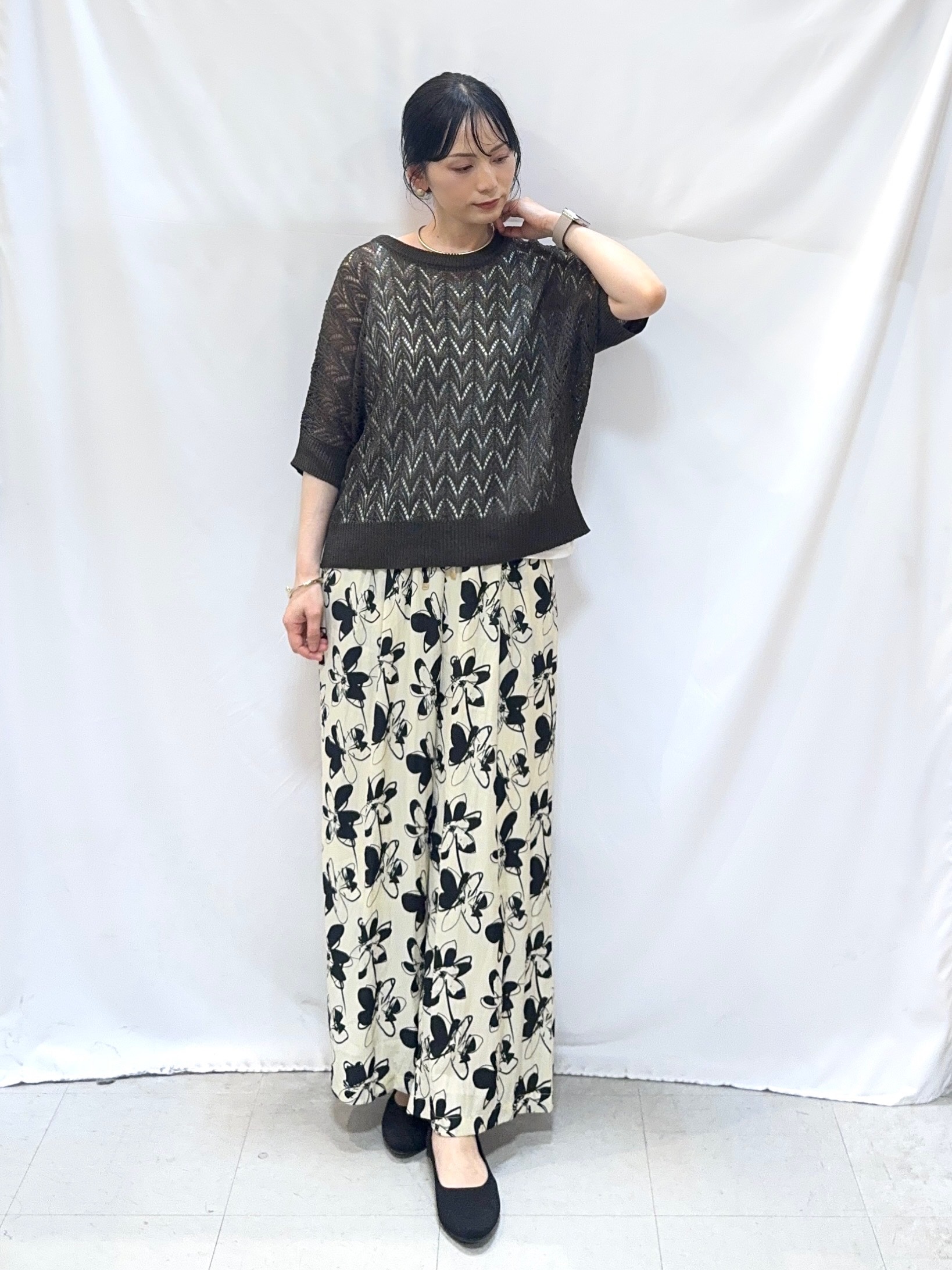 𝐇𝐢𝐫𝐨𝐦𝐢さんの「SHOO･LA･RUE｜【2点セット/洗濯機可/S-LL】透かし編みで涼やか 大人のドルマンニット」を使ったコーディネート