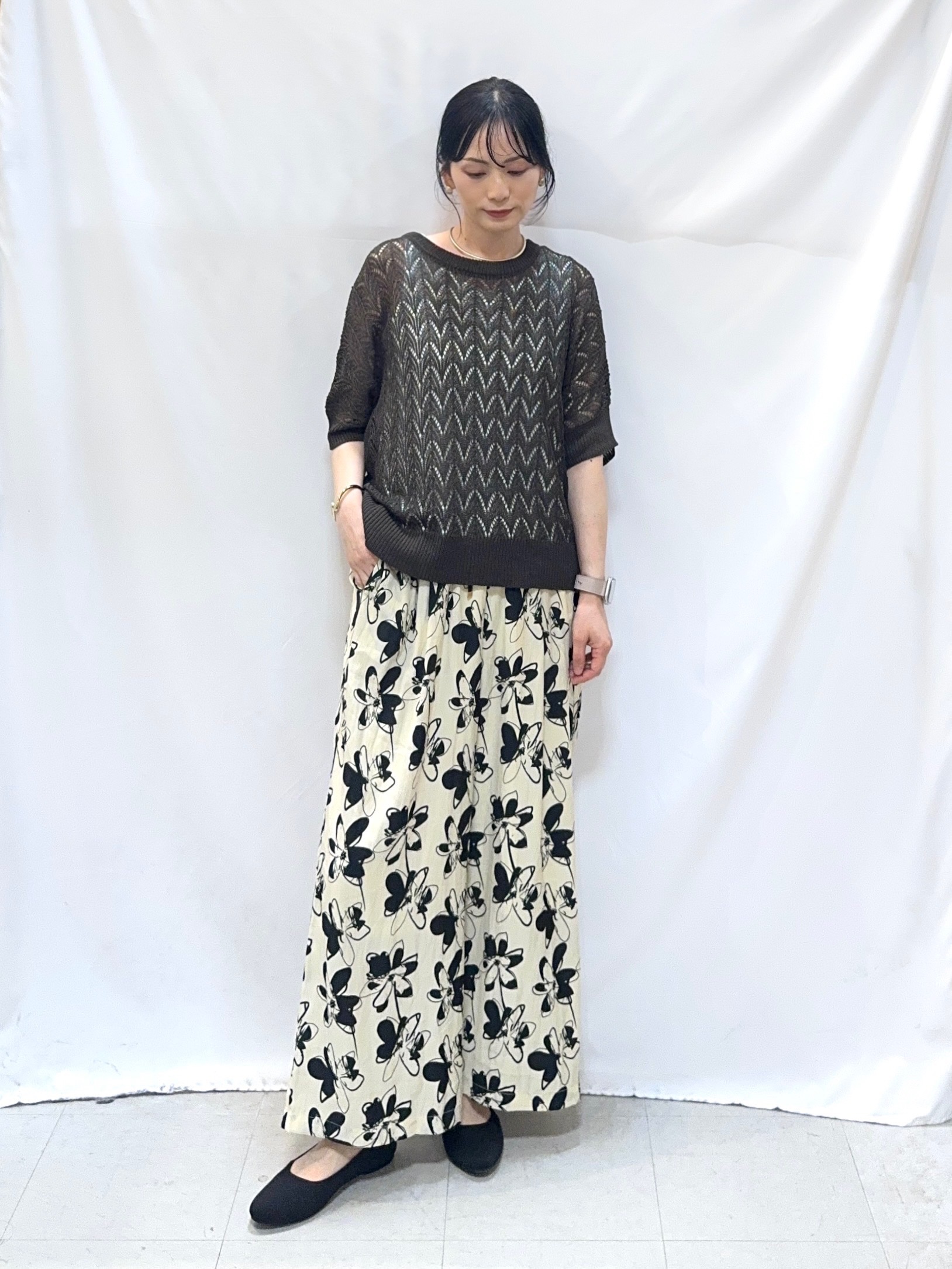 𝐇𝐢𝐫𝐨𝐦𝐢さんの「SHOO･LA･RUE｜【2点セット/洗濯機可/S-LL】透かし編みで涼やか 大人のドルマンニット」を使ったコーディネート