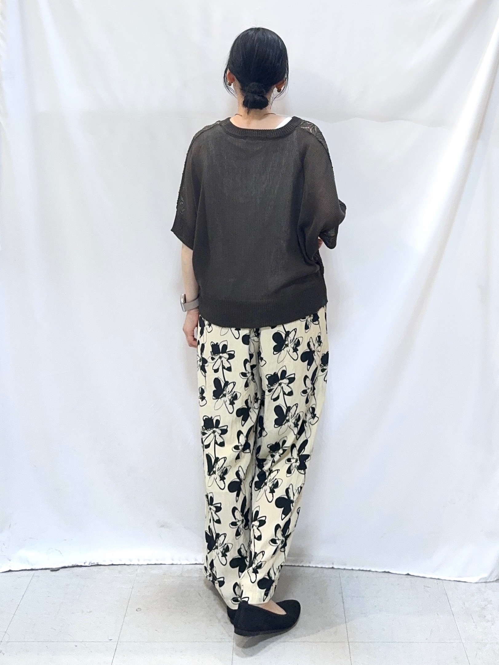 𝐇𝐢𝐫𝐨𝐦𝐢さんの「SHOO･LA･RUE｜【2点セット/洗濯機可/S-LL】透かし編みで涼やか 大人のドルマンニット」を使ったコーディネート