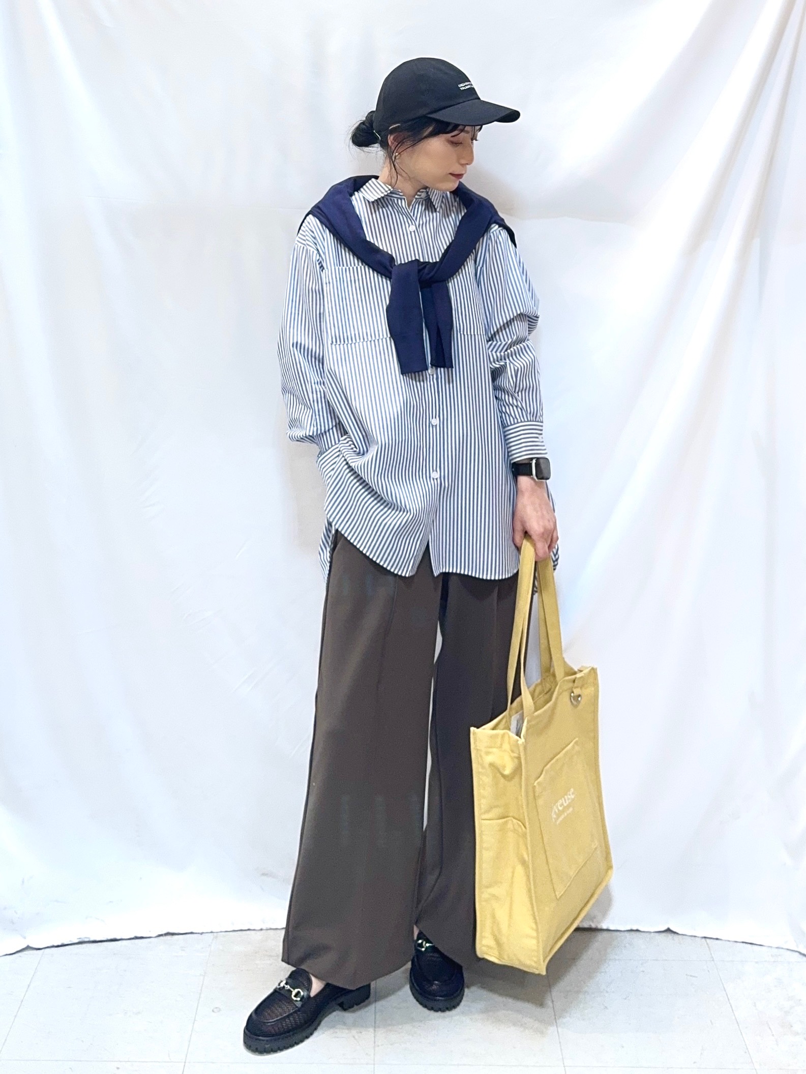 𝐇𝐢𝐫𝐨𝐦𝐢さんの「SHOO･LA･RUE｜【体型カバー】バックギャザーで魅せる オーバーサイズシャツ」を使ったコーディネート