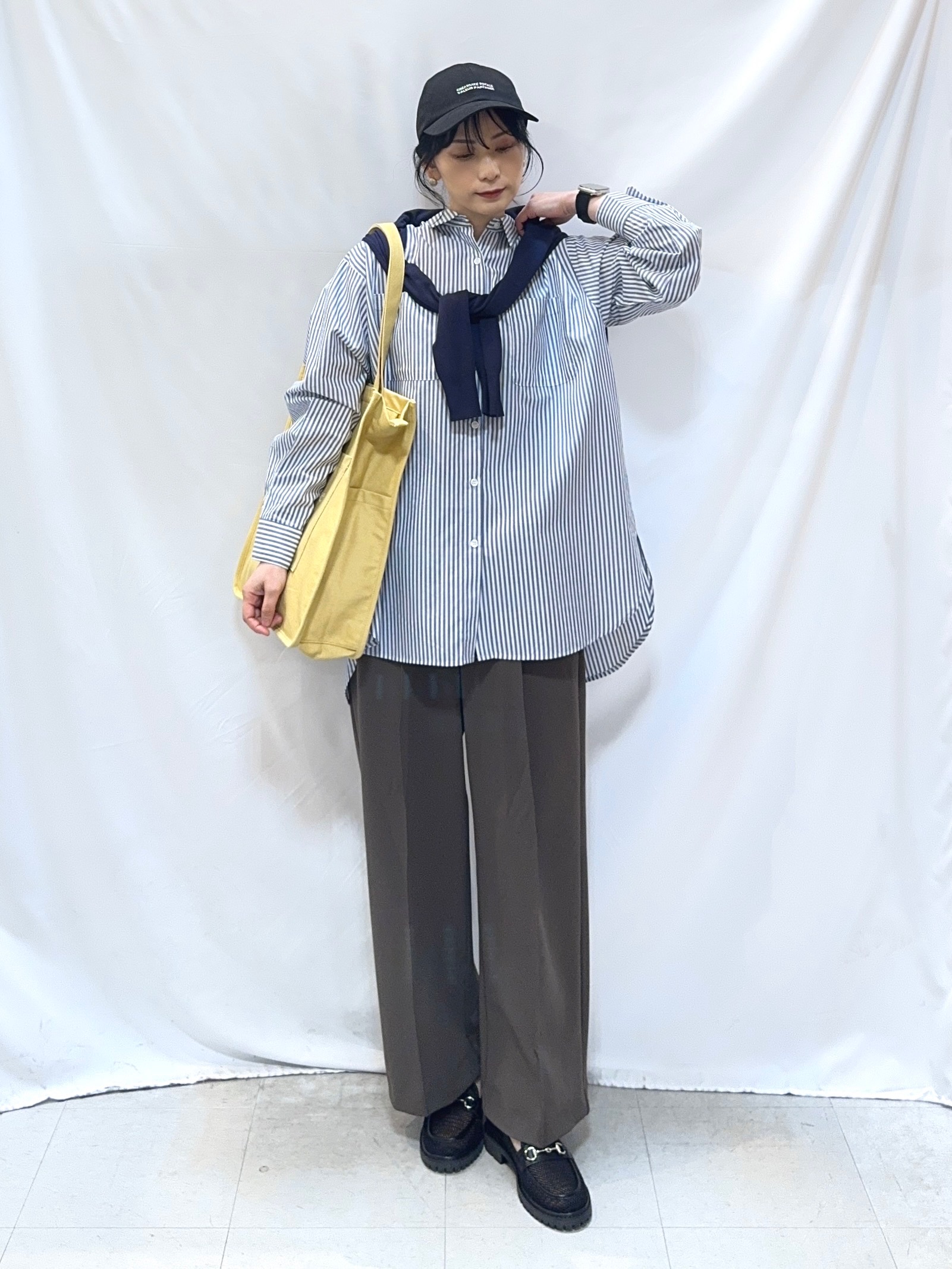 𝐇𝐢𝐫𝐨𝐦𝐢さんの「SHOO･LA･RUE｜【体型カバー】バックギャザーで魅せる オーバーサイズシャツ」を使ったコーディネート