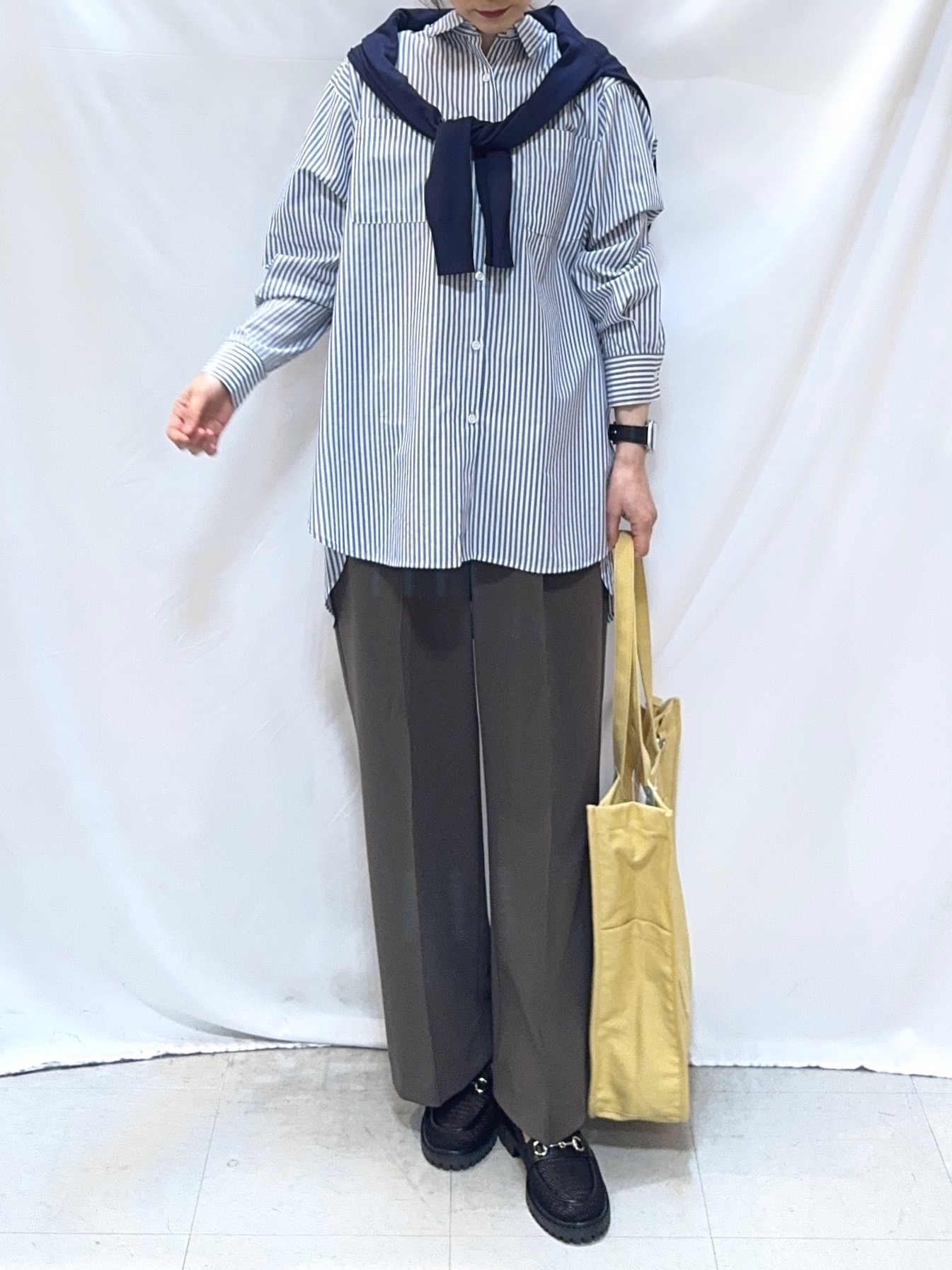 𝐇𝐢𝐫𝐨𝐦𝐢さんの「SHOO･LA･RUE｜【体型カバー】バックギャザーで魅せる オーバーサイズシャツ」を使ったコーディネート