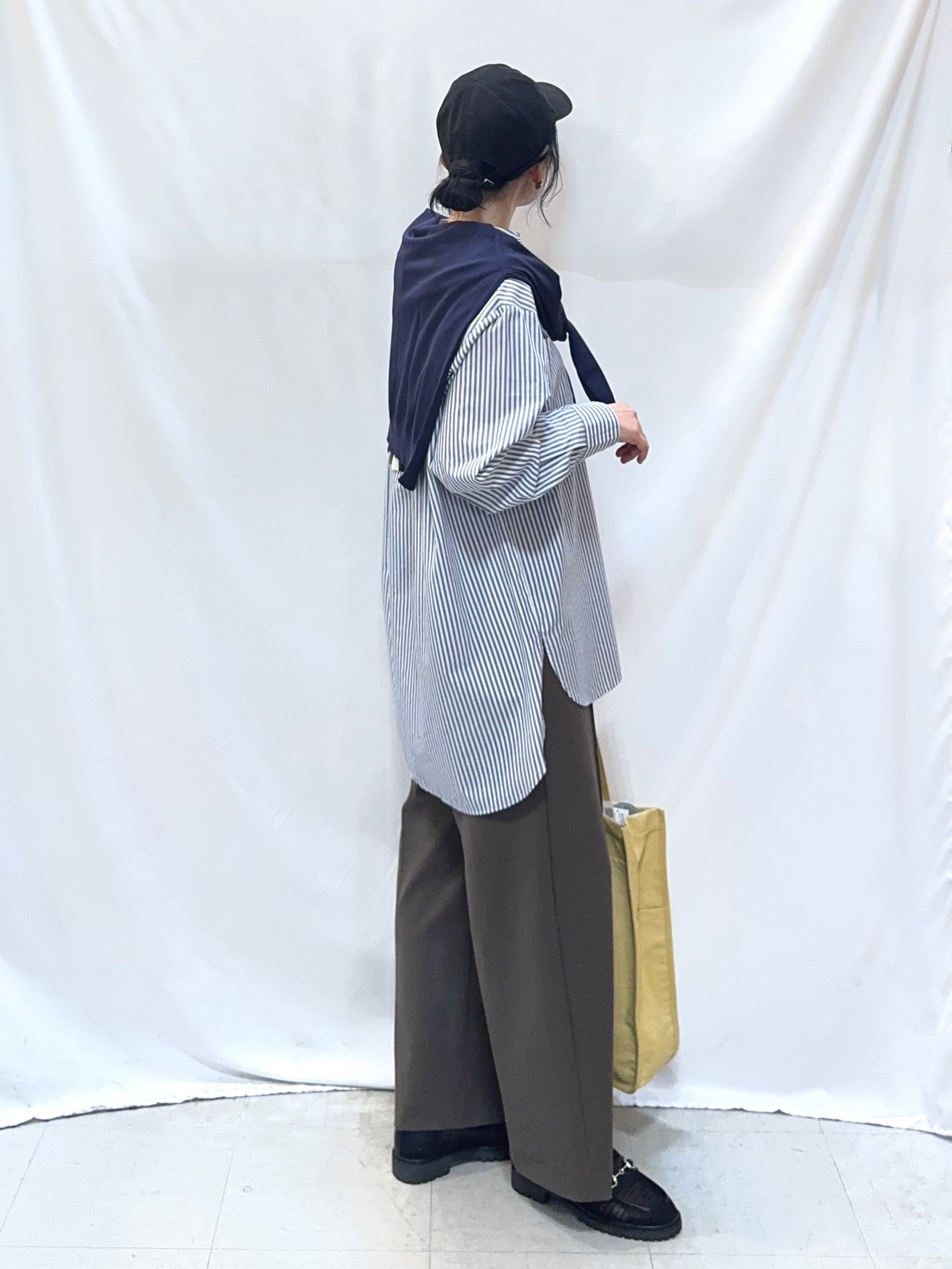 𝐇𝐢𝐫𝐨𝐦𝐢さんの「SHOO･LA･RUE｜【体型カバー】バックギャザーで魅せる オーバーサイズシャツ」を使ったコーディネート