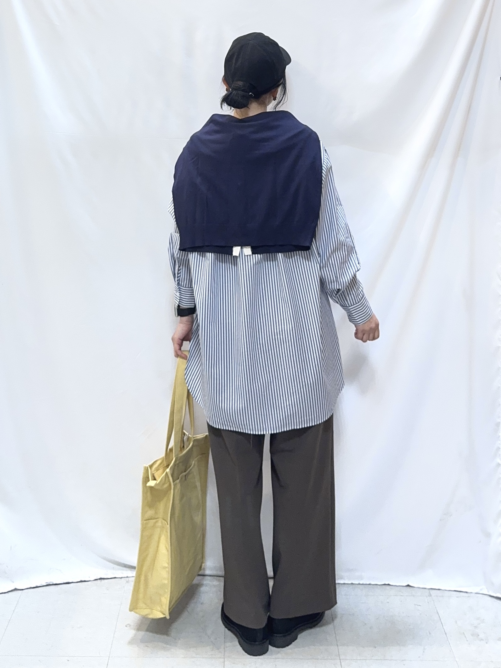 𝐇𝐢𝐫𝐨𝐦𝐢さんの「SHOO･LA･RUE｜【体型カバー】バックギャザーで魅せる オーバーサイズシャツ」を使ったコーディネート