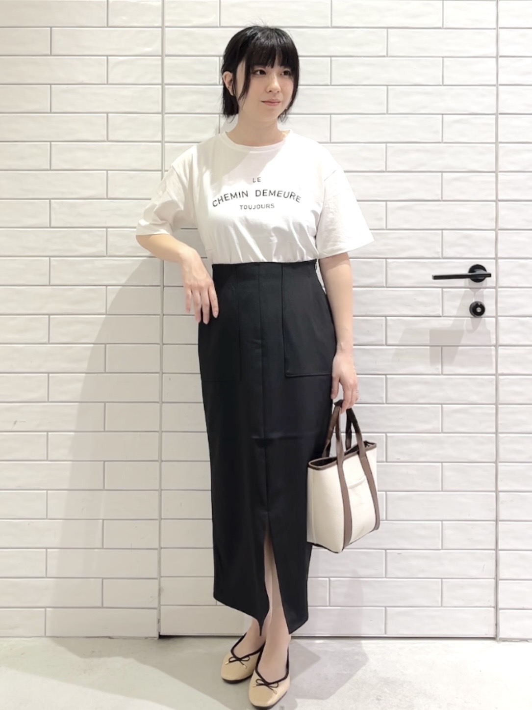 しおりさんの「OPAQUE.CLIP｜ロゴプリントアソートTシャツ【洗濯機OK】」を使ったコーディネート