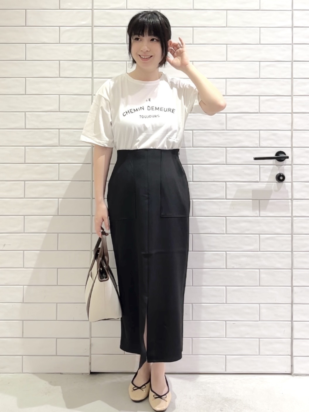 しおりさんの「OPAQUE.CLIP｜ロゴプリントアソートTシャツ【洗濯機OK】」を使ったコーディネート