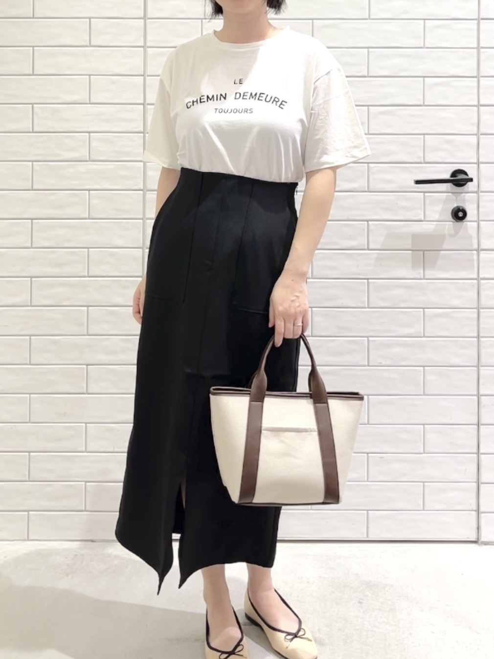 しおりさんの「OPAQUE.CLIP｜ロゴプリントアソートTシャツ【洗濯機OK】」を使ったコーディネート