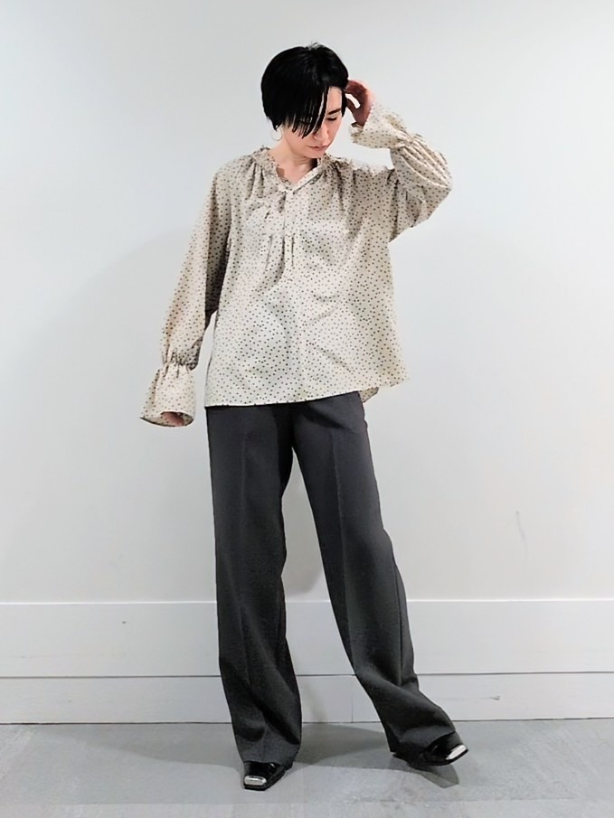 ミズタさんの「UNTITLED｜【洗える/セットアップ可】ランダムドットブラウス」を使ったコーディネート