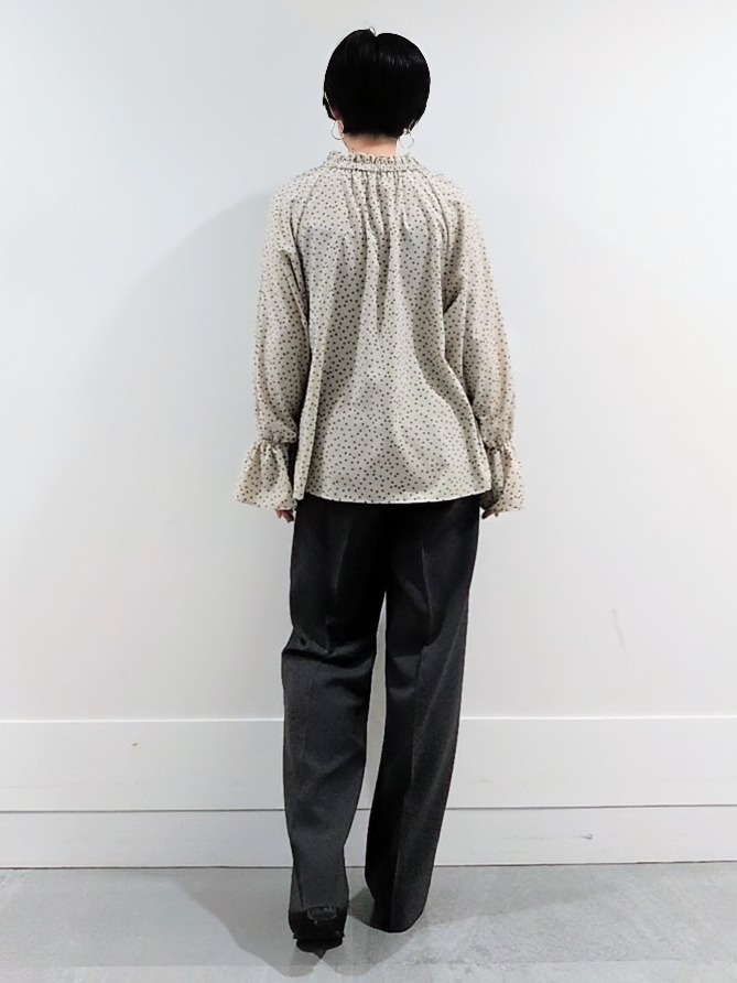 ミズタさんの「UNTITLED｜【洗える/セットアップ可】ランダムドットブラウス」を使ったコーディネート